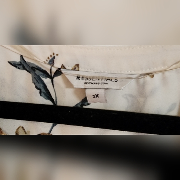 Reitmans Vneck Blouse, Size 2x, Floral pattern on Cream - Picture 3 of 3